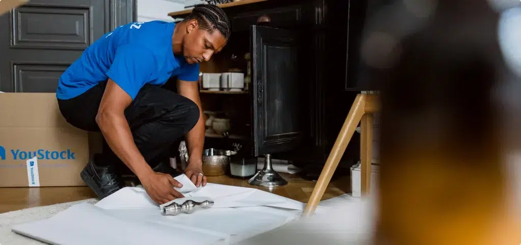 Un déménageur YouStock emballe et protège de la vaisselle pour la déménager