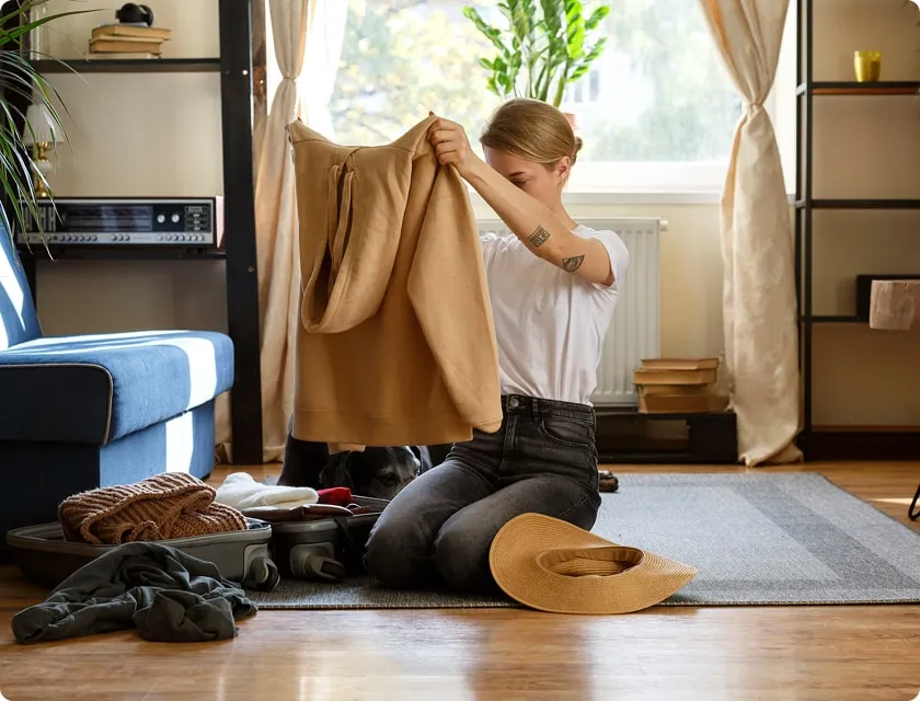 Jeune femme faisant sa valise