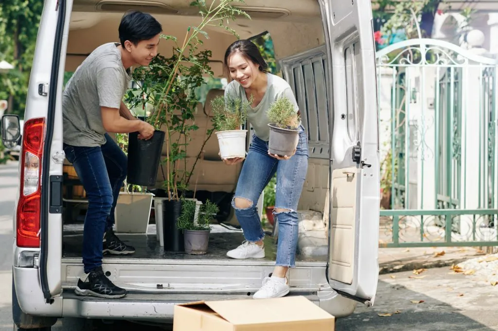 Un couple déménage des plantes
