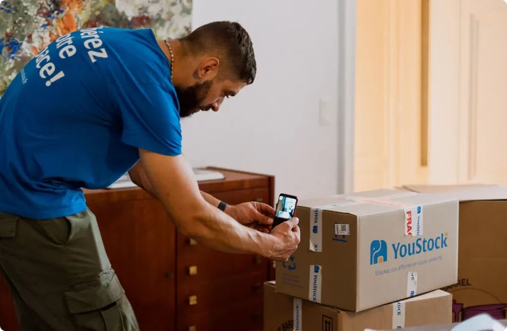 Un logisticien YouStock prend en photo un élément avant de le collecter et de le stocker