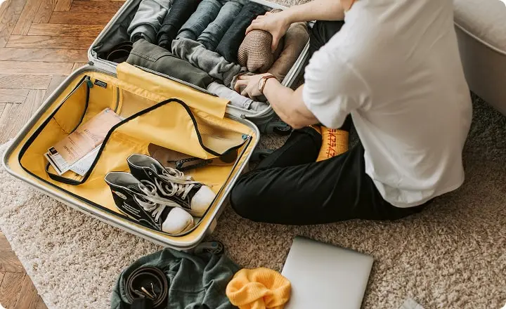 Un jeune homme fait sa valise
