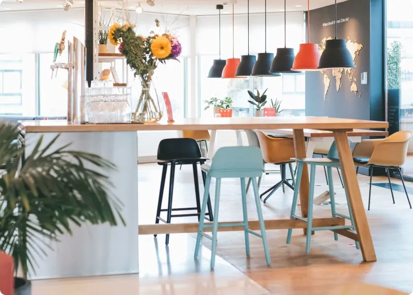 Espace de coworking moderne et coloré