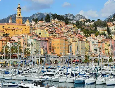 Vue sur le port de Menton