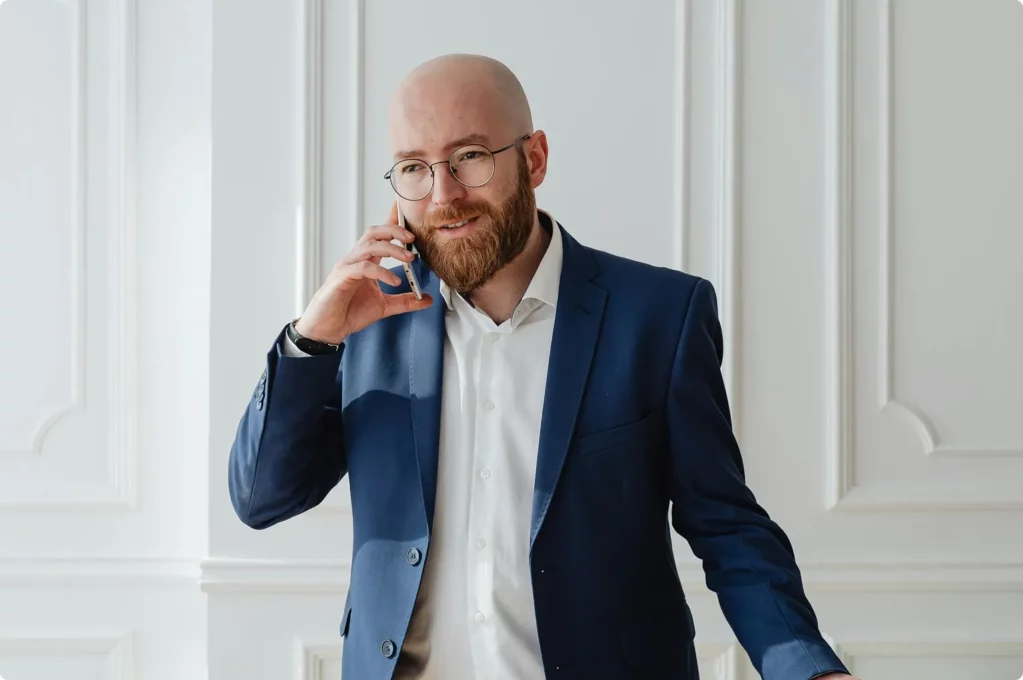 Homme debout, au téléphone