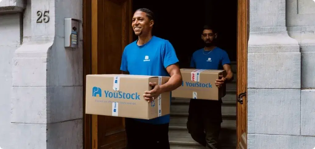 Deux déménageurs transportant des cartons destinés au stockage d'archives