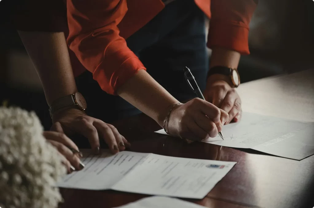 Zoom sur des mains signant un document