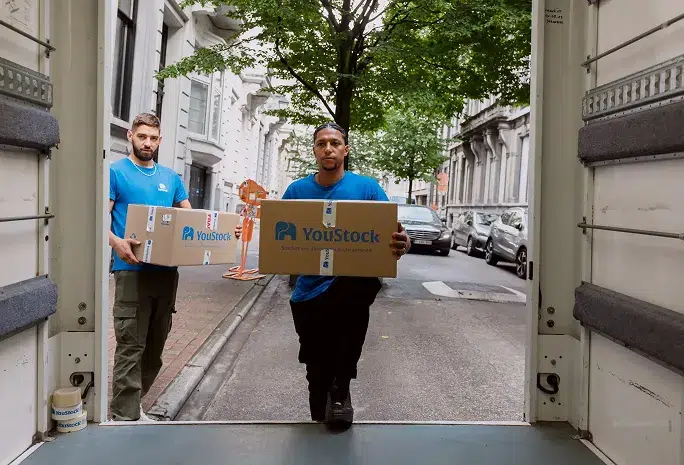 Deux hommes qui portent des cartons