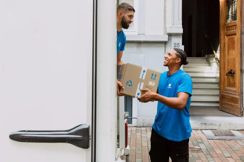 Deux hommes qui portent un carton