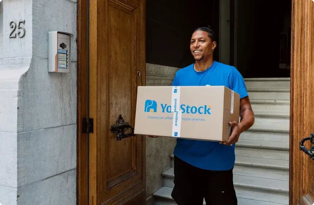 déménageur YouStock qui porte un carton