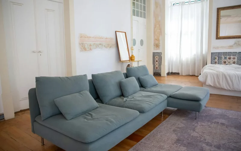 Canapé au milieu d'une pièce à vivre