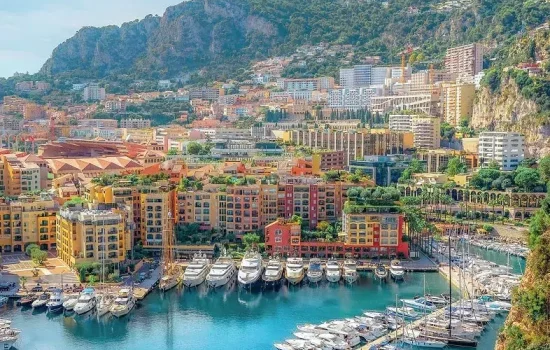 Vue sur une partie de la ville de Monaco, sa baie et son stade