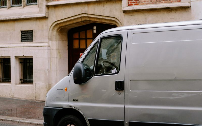 Organisation transport pour un don Camionnette garée dans une rue