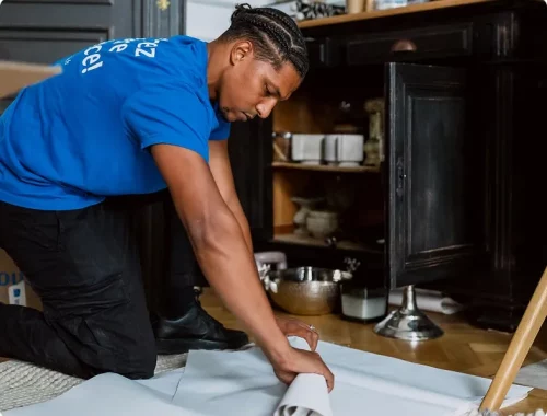 A YouStock professional mover carefully packs the crockery.